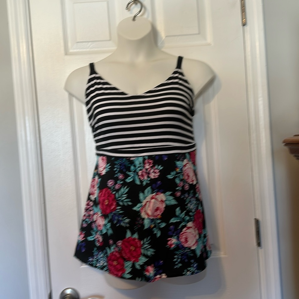 💐 NWT Beautiful Mixed Pattern and Fabric Cami from Torrid! 🌷Size 3